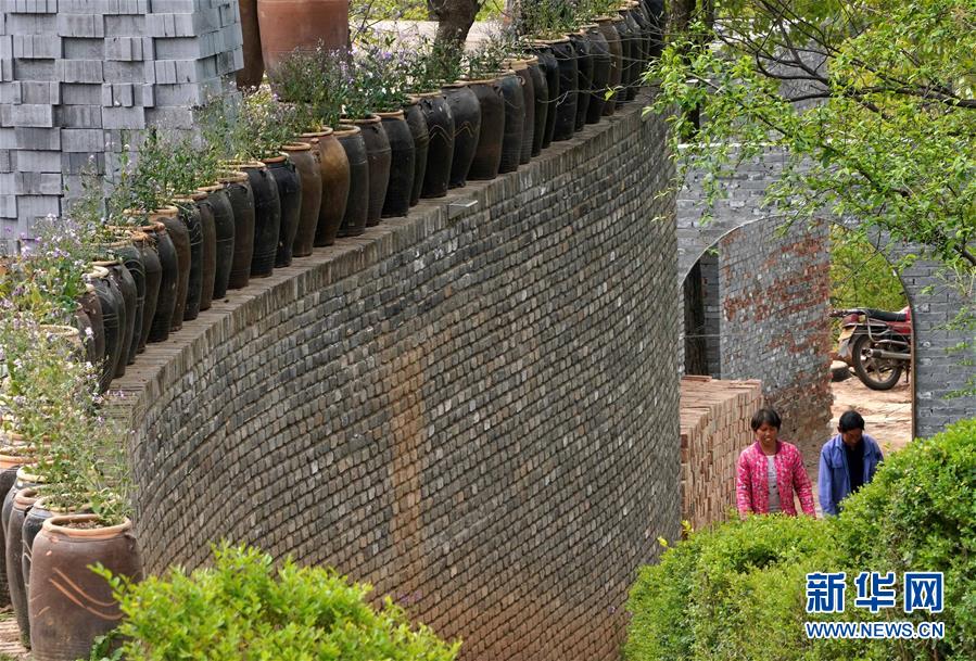 这是位于河南省洛宁县罗岭乡的"洛阳三彩陶艺村"一角(4月14日摄).